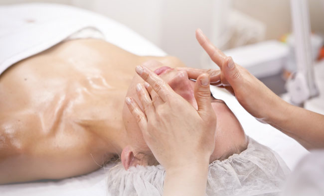 Помогает ли массаж в омоложении кожи лица